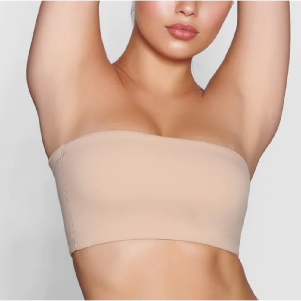 SKIMS Sleeveless Bandeau Bra in Clay (Tan / Nude)